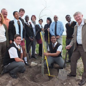 Gansbaai Academia se Junior Stadsraadslede, met voor vlnr Johan van der Merwe en Emeul Sauls. Agter vlnr is Lauren Rainbird, Kat Myburgh, Shamima Brett, Stefan Joubert, Analo Yawa, Helena Segal, Jenica Conradie, Shiela Swart, Tommy Wilson, Malcolm Mulope en rdh Pieter Scholtz.  